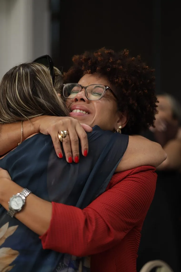 Abraço emocionado
