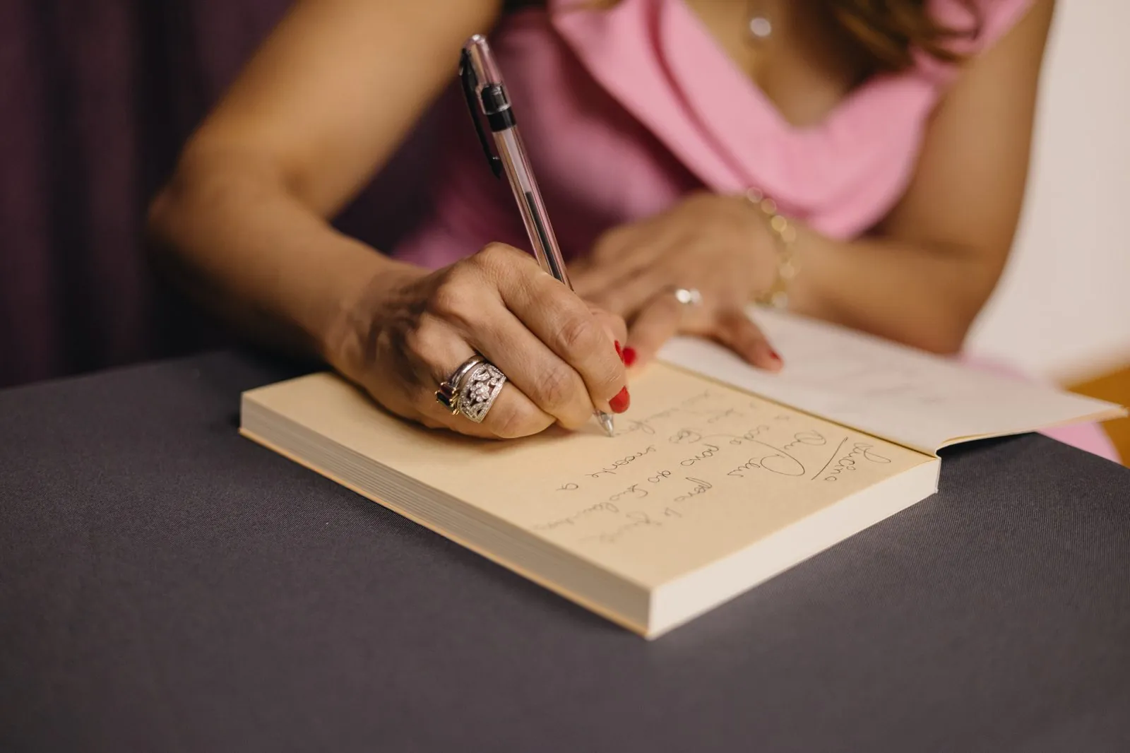 Vivi Marques autografando o livro